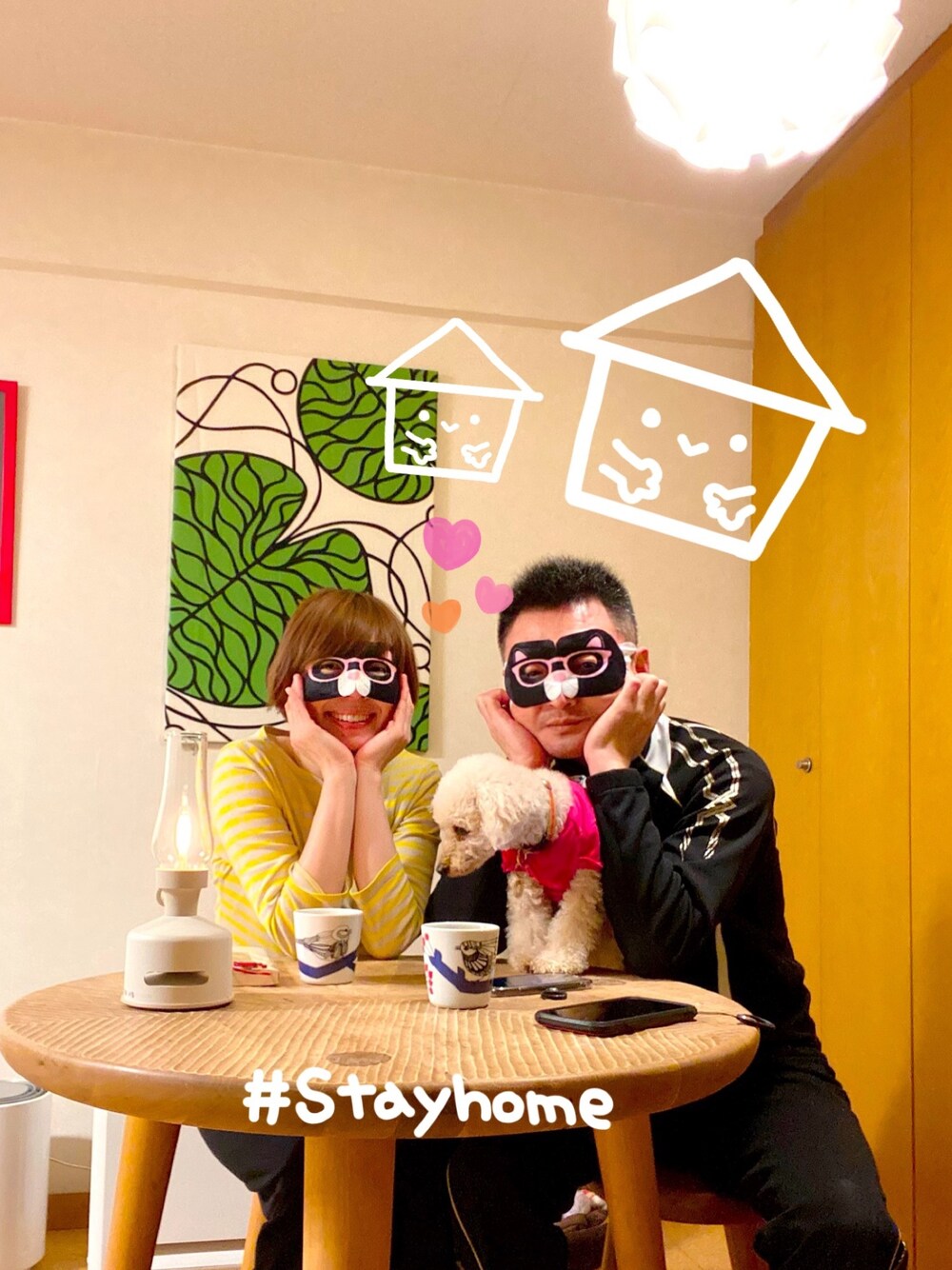 ブラウン系のその他、ホワイト系の照明、ホワイト系のグラス/マグカップ/タンブラーを着用したレディースの春コーディネートの1枚目の写真