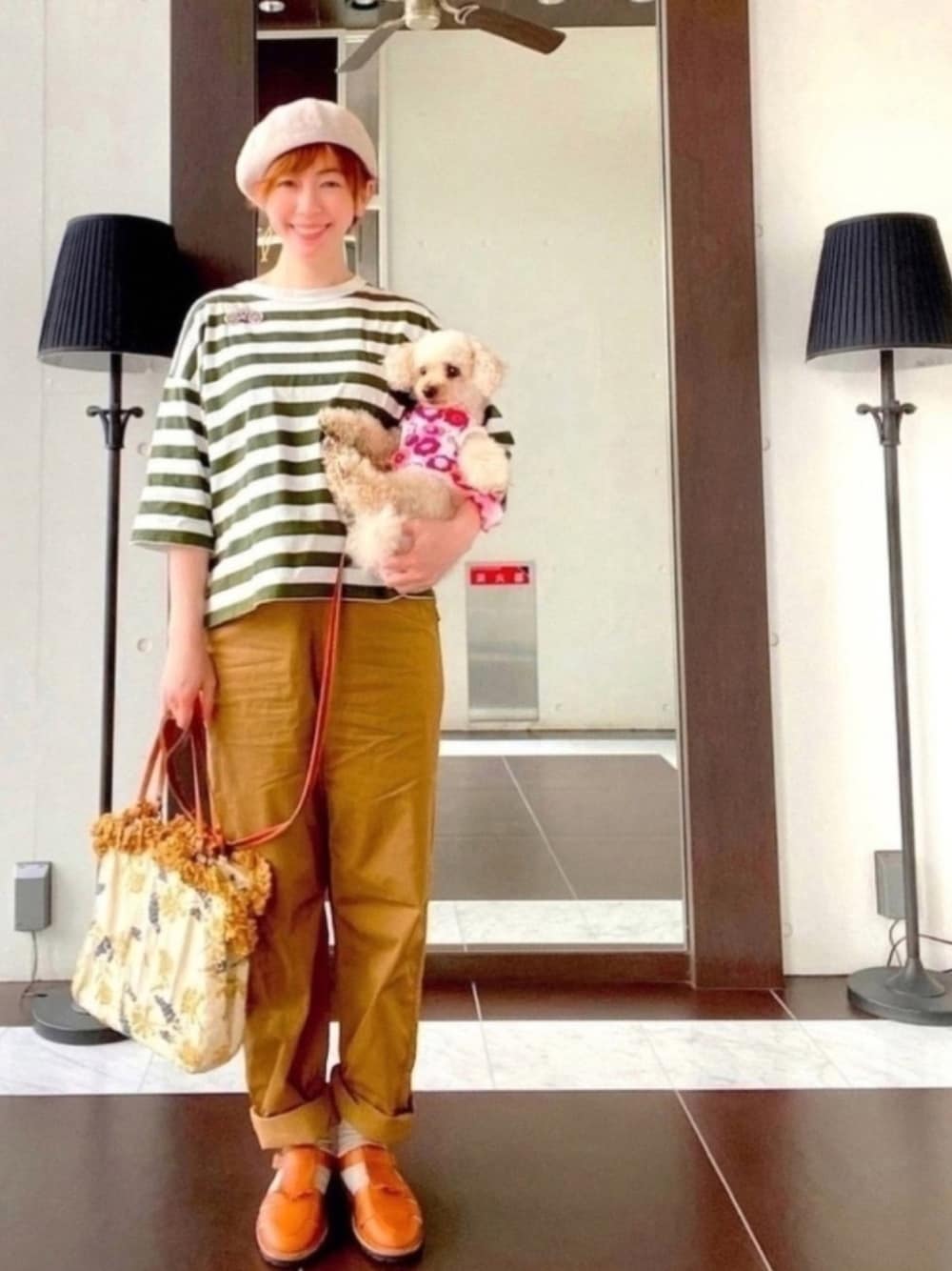 グリーン系のTシャツ/カットソー、ベージュ系のその他パンツ、ブラウン系のサンダルを着用したレディースの春コーディネートの1枚目の写真