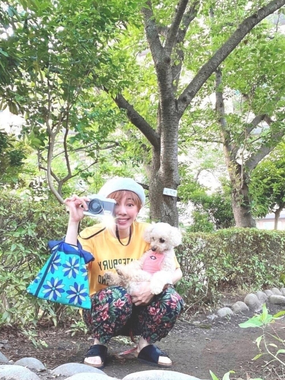 イエロー系のTシャツ/カットソー、その他のその他パンツ、ブラック系のサンダルを着用したレディースの夏コーディネートの1枚目の写真