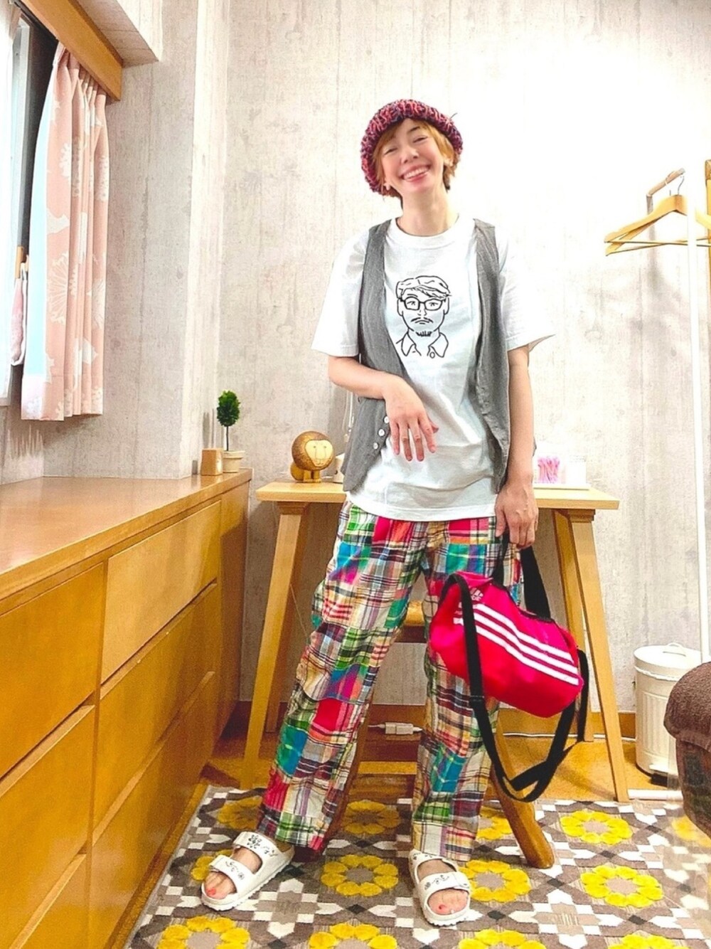 ホワイト系のTシャツ/カットソー、グレー系のベスト、その他のその他パンツを着用したレディースの夏コーディネートの1枚目の写真