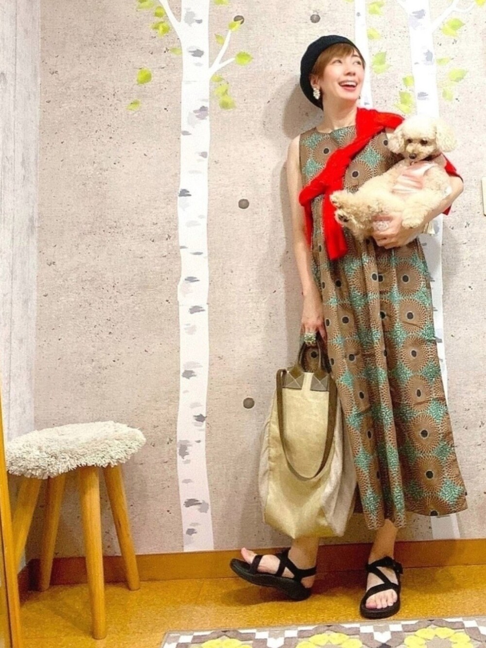 グリーン系のワンピース、オレンジ系のカーディガン/ボレロ、グリーン系のトートバッグを着用したレディースの秋コーディネートの1枚目の写真