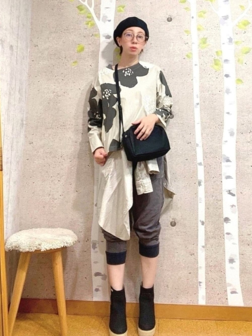 グレー系のTシャツ/カットソー、グレー系のシャツ/ブラウス、グレー系のサロペット/オーバーオールを着用したレディースの秋コーディネートの1枚目の写真