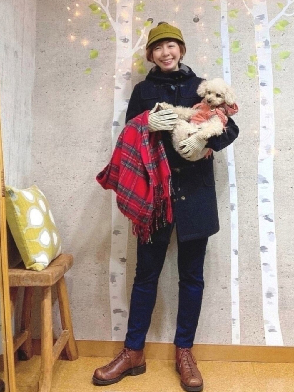 ブルー系のダッフルコート、ブルー系のデニムパンツ、ブラウン系のブーツを着用したレディースの冬コーディネートの1枚目の写真