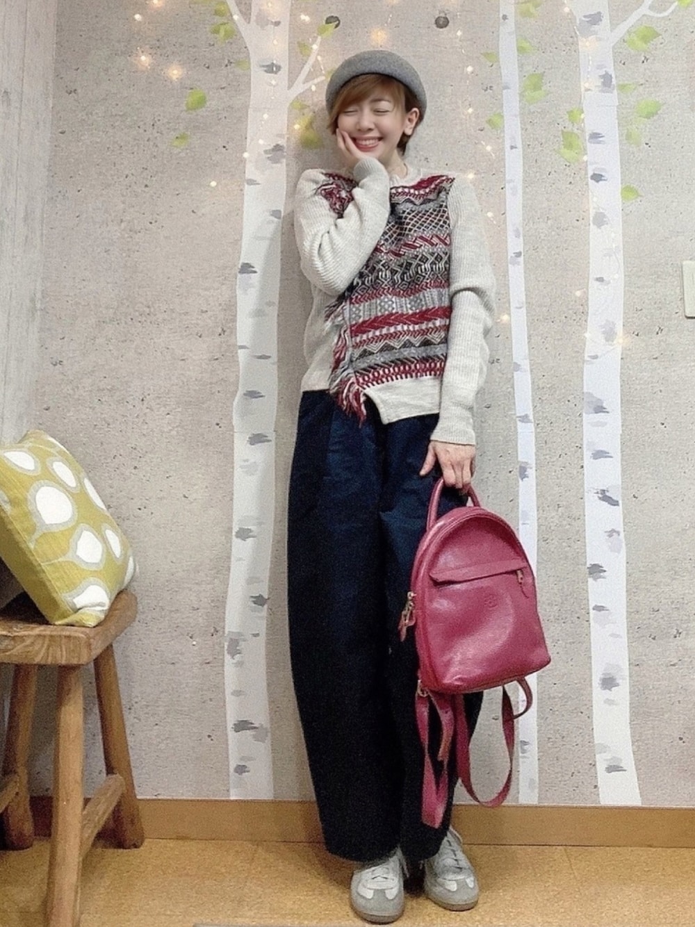 グレー系のニット/セーター、ブラック系のその他パンツ、レッド系のバックパック/リュックを着用したレディースの冬コーディネートの1枚目の写真