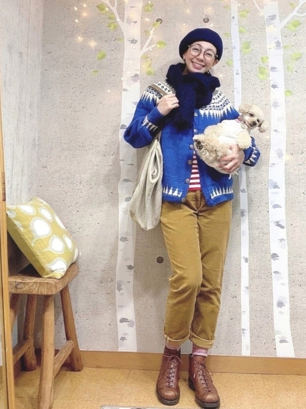 ブルー系のカーディガン/ボレロ、レッド系のTシャツ/カットソー、ブラウン系のその他パンツを着用したレディースの冬コーディネートの1枚目の写真