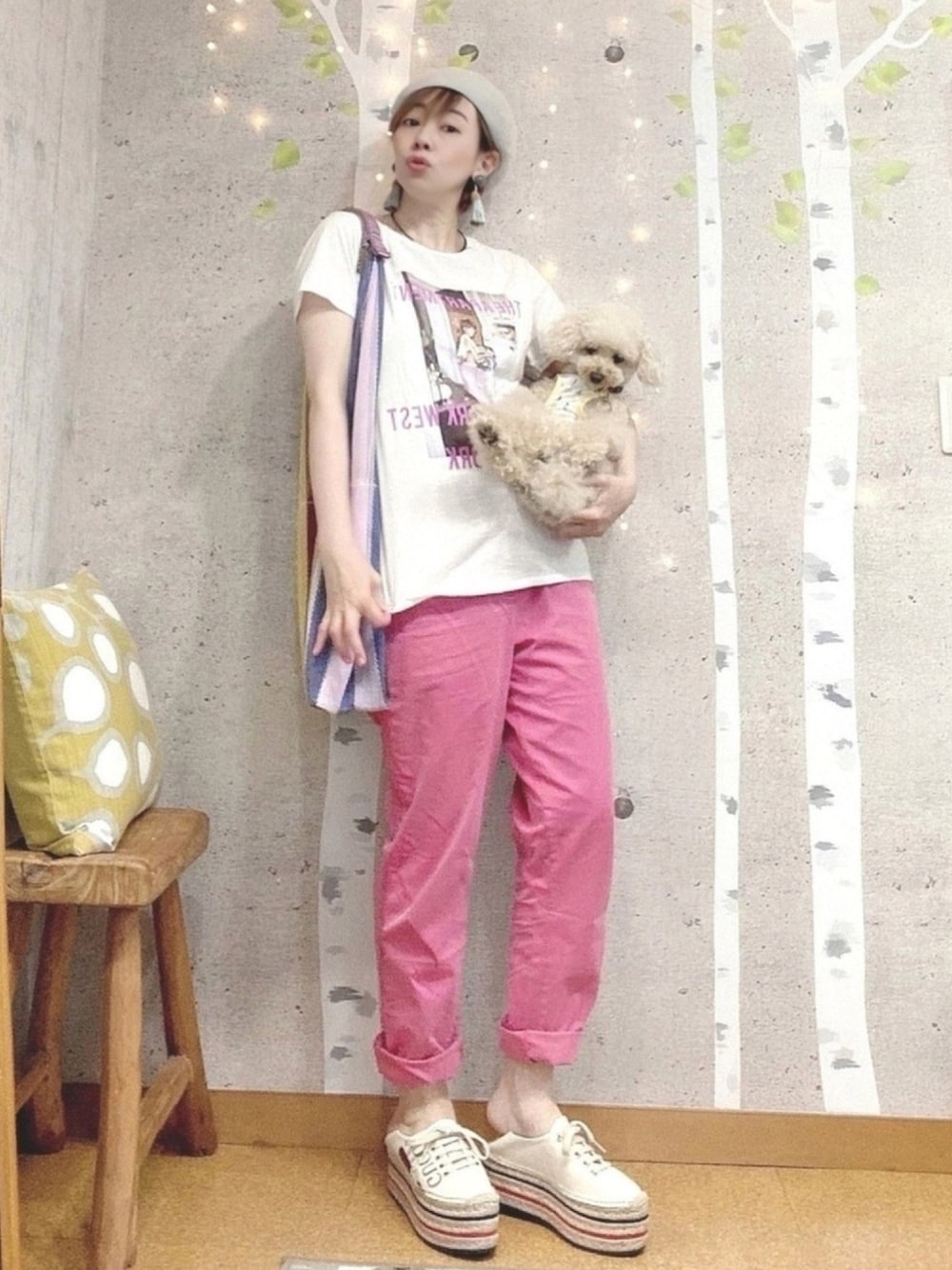 ピンク系のTシャツ/カットソー、その他のかごバッグ、ピンク系のその他パンツを着用したレディースの春コーディネートの1枚目の写真