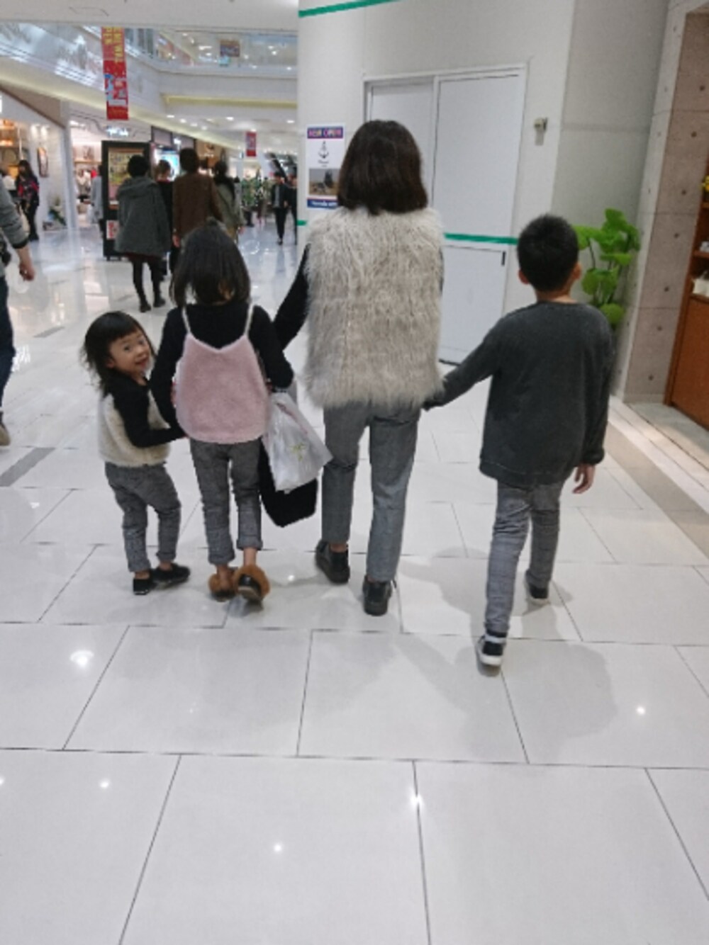 「孫、リンクコーデ、グレンチェック、ばーばと孫、兄妹」｜「GLOBAL WORKの【キッズ】ピグメントBIGプルオーバー長袖/764151（スウェット、ブラック系）」を使った、skhanaさん（キッズ・100cm）の秋コーディネートの1枚目の写真