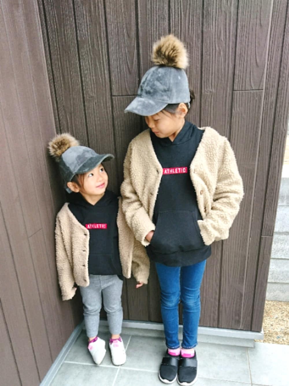「キッズコーデ、カジュアル、おんなのこ、おしゃれさんと繋がりたい、女の子コーデ、グローバルワーク(GLOBAL WORK)、チャオパニックティピー(CIAOPANIC TYPY)、冬、パーカー」｜「3coinsのアイテム（キャップ、グリーン系）」を使った、skhanaさん（キッズ・100cm）の冬コーディネートの1枚目の写真