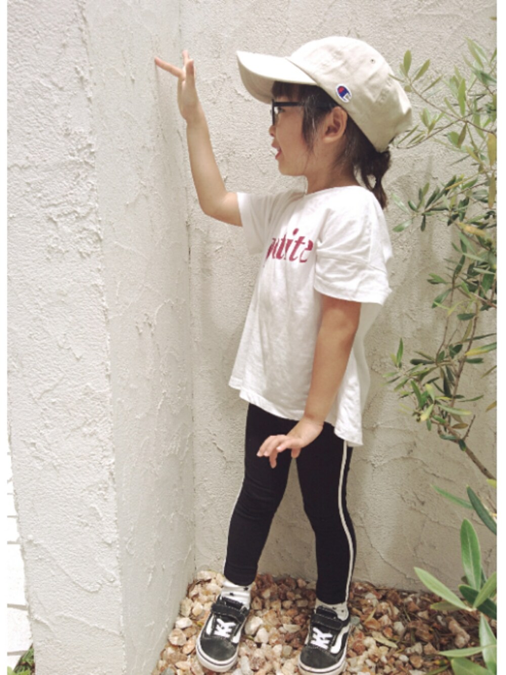 ブラック系のスニーカー、ホワイト系のTシャツ/カットソー、ブラック系のパンツを着用したキッズの春コーディネートの1枚目の写真