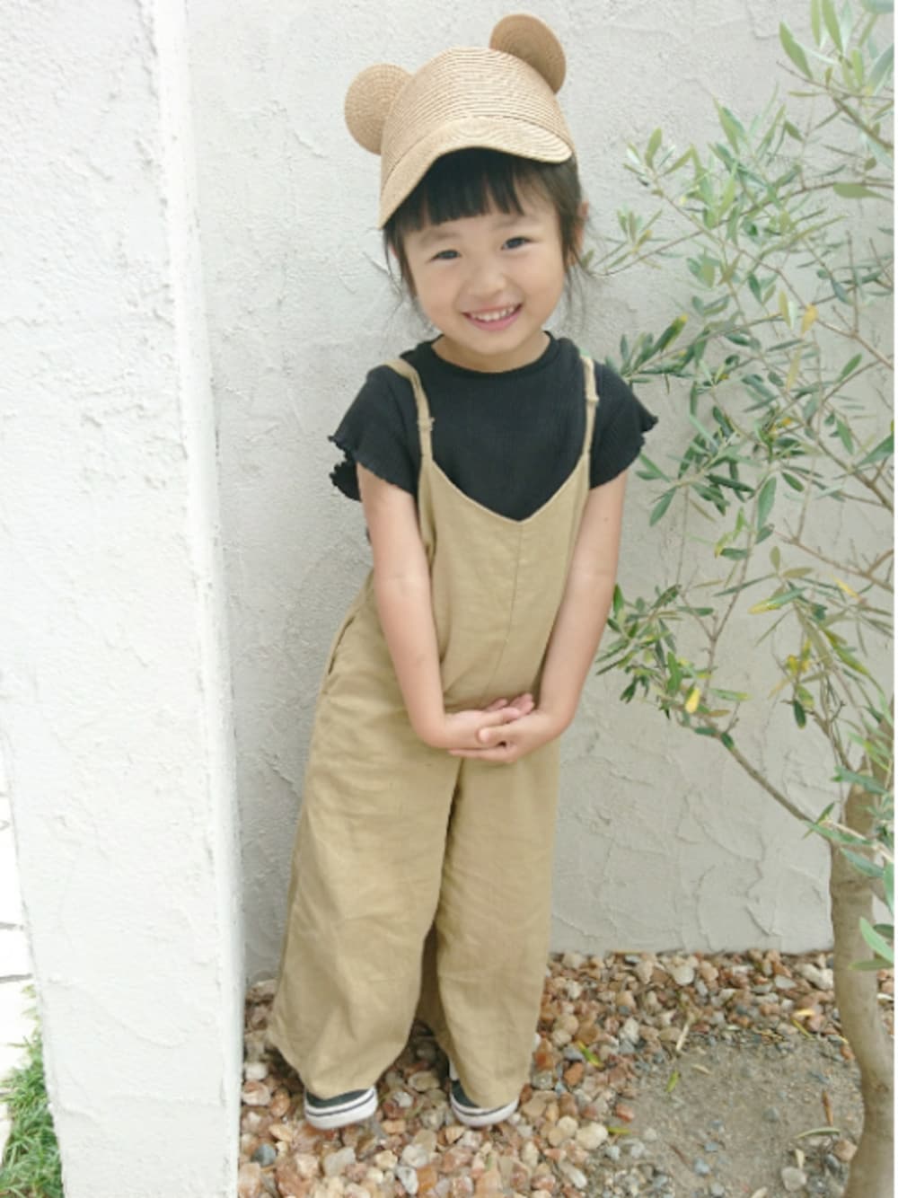 「麦わら帽子、リネン、サロペット、ベージュ×ブラック、キッズファッション、夏コーデ、3歳、VANS、GU、シンプル」｜「GLOBAL WORKの【キッズ】リネンキャミサロペットパンツ/794396（サロペット/オーバーオール、ベージュ系）」を使った、skhanaさん（キッズ・100cm）の夏コーディネートの1枚目の写真