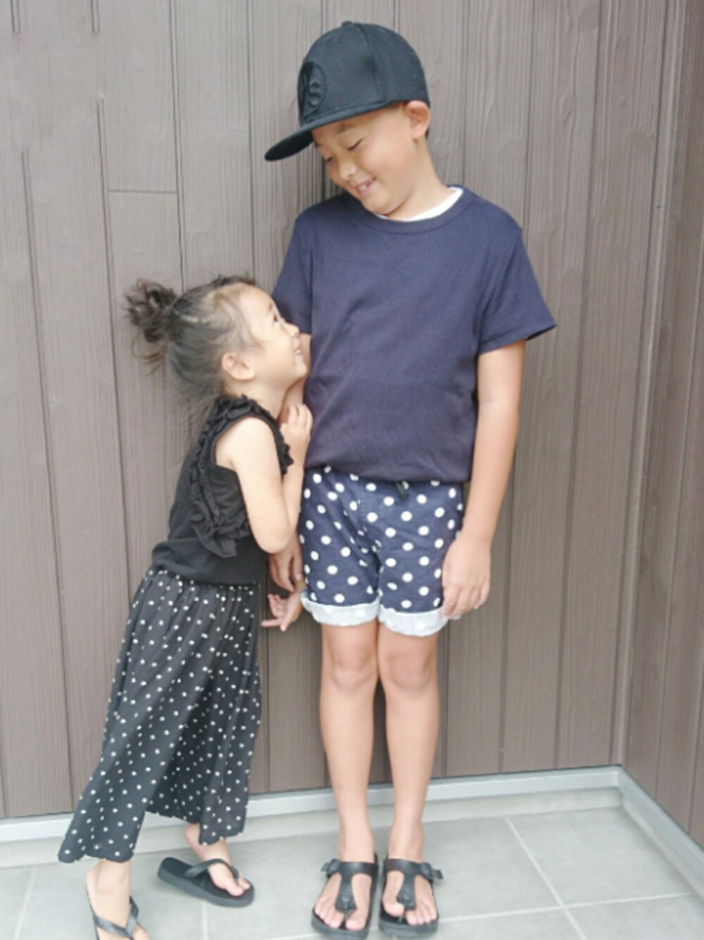「夏のワントーンコーデ、ブラックコーデ、ドット、キッズコーデ、兄妹コーデ、リンクコーデ、夏コーデ、おしゃれさんと繋がりたい、ビルケンシュトック」｜「Paul Smithの“PS by Paul Smith” LOGO CAP / 260973（キャップ、ブラック系）」を使った、skhanaさん（キッズ・100cm）の夏コーディネートの1枚目の写真