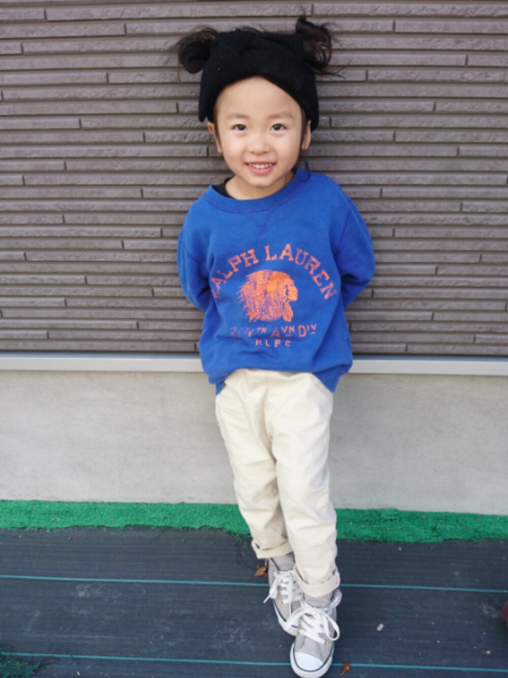 「ボーイッシュ、ラルフローレン、スウェット、ホワイトパンツ、コンバース、ヘアバンド、おだんごヘアー」｜「POLO RALPH LAURENのアイテム（スウェット、ブルー系）」を使った、skhanaさん（キッズ・100cm）の冬コーディネートの1枚目の写真