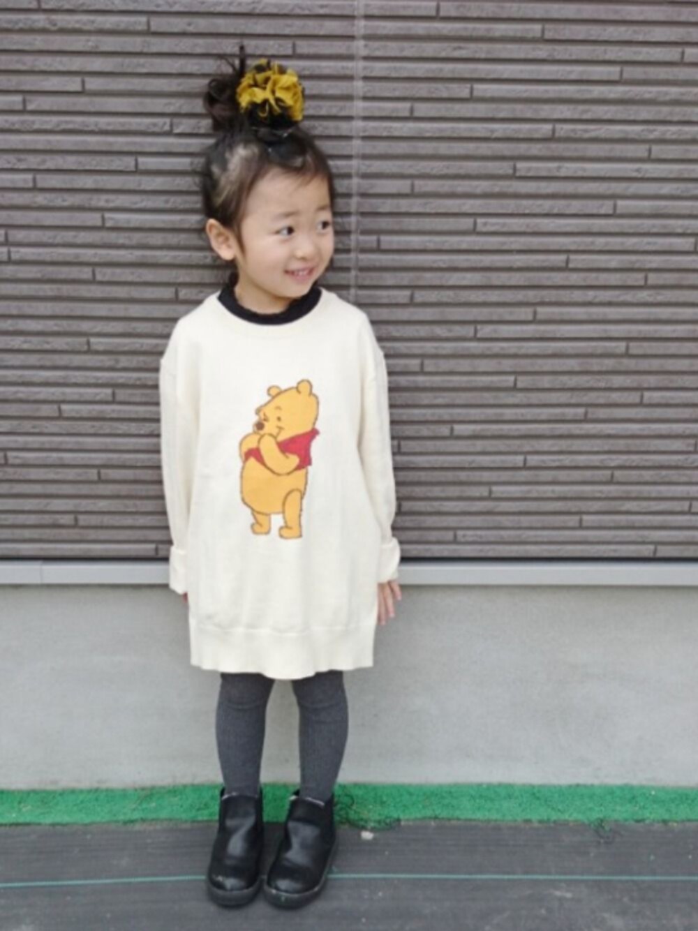 「ぷーさん、ニットワンピース、おだんごヘアー、プチプラ、女の子、シンプル、ユニクロ」｜「kakaのアイテム（その他、ピンク系）」を使った、skhanaさん（キッズ・100cm）の冬コーディネートの1枚目の写真