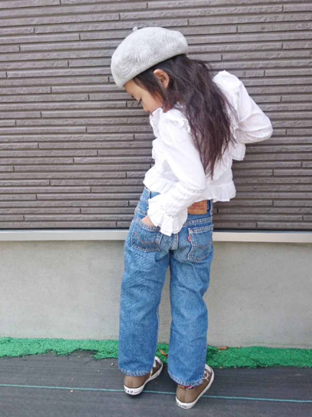 「平成最後のWEARISTAセンバツ、キッズファッション、白シャツ、白シャツ×デニム、シンプル、Levi's、levis 501、ブラウンコンバース、converse、ベレー帽」｜「CONVERSEのconverse(コンバース) CHILD ALL STAR N NT Z OX キッズスニーカー(チャイルドオールスターNNTZOX)（スニーカー、ブラウン系）」を使った、skhanaさん（キッズ・100cm）の春コーディネートの1枚目の写真