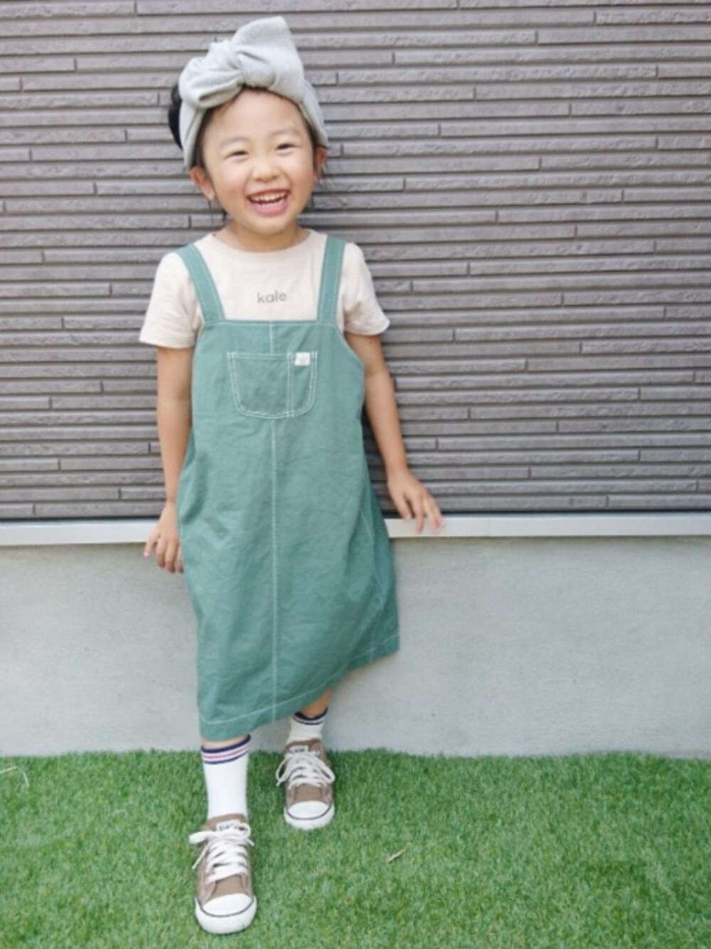 「女の子コーデ、ジャンパースカート、グリーン、バースデイ、プチプラ、ヘアバンド、ターバン、コンバース、Tシャツ」｜「Birthdayのアイテム（トップス、グリーン系）」を使った、skhanaさん（キッズ・100cm）の夏コーディネートの1枚目の写真