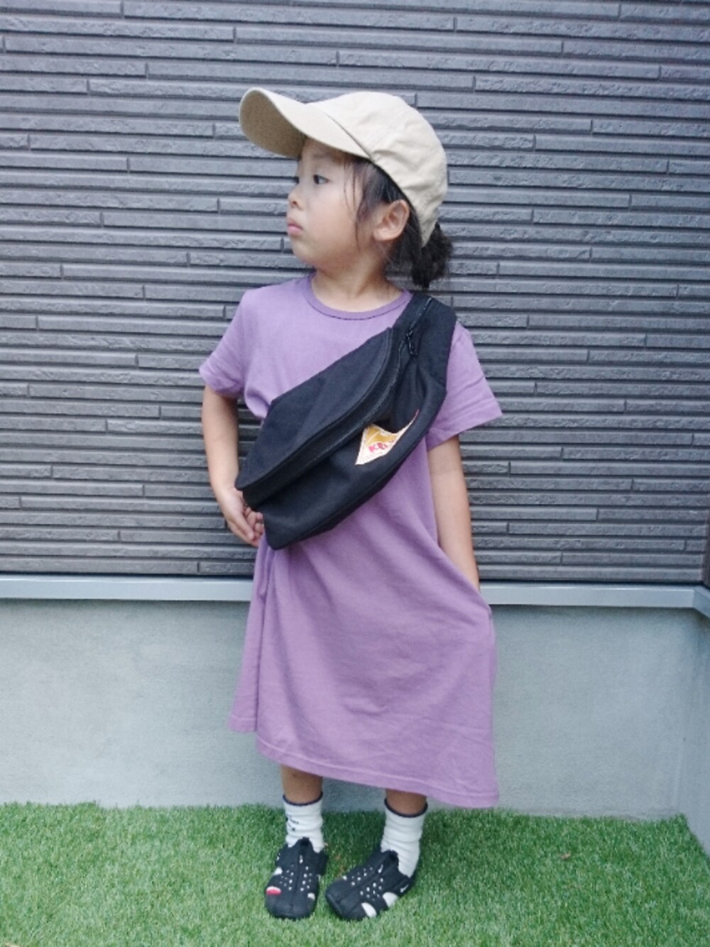 「ワンピース、デビロック、パープル、NIKE、ボディバッグ、シンプルコーデ、サンダル」｜「🌼のアイテム（その他、ピンク系）」を使った、skhanaさん（キッズ・100cm）の夏コーディネートの1枚目の写真