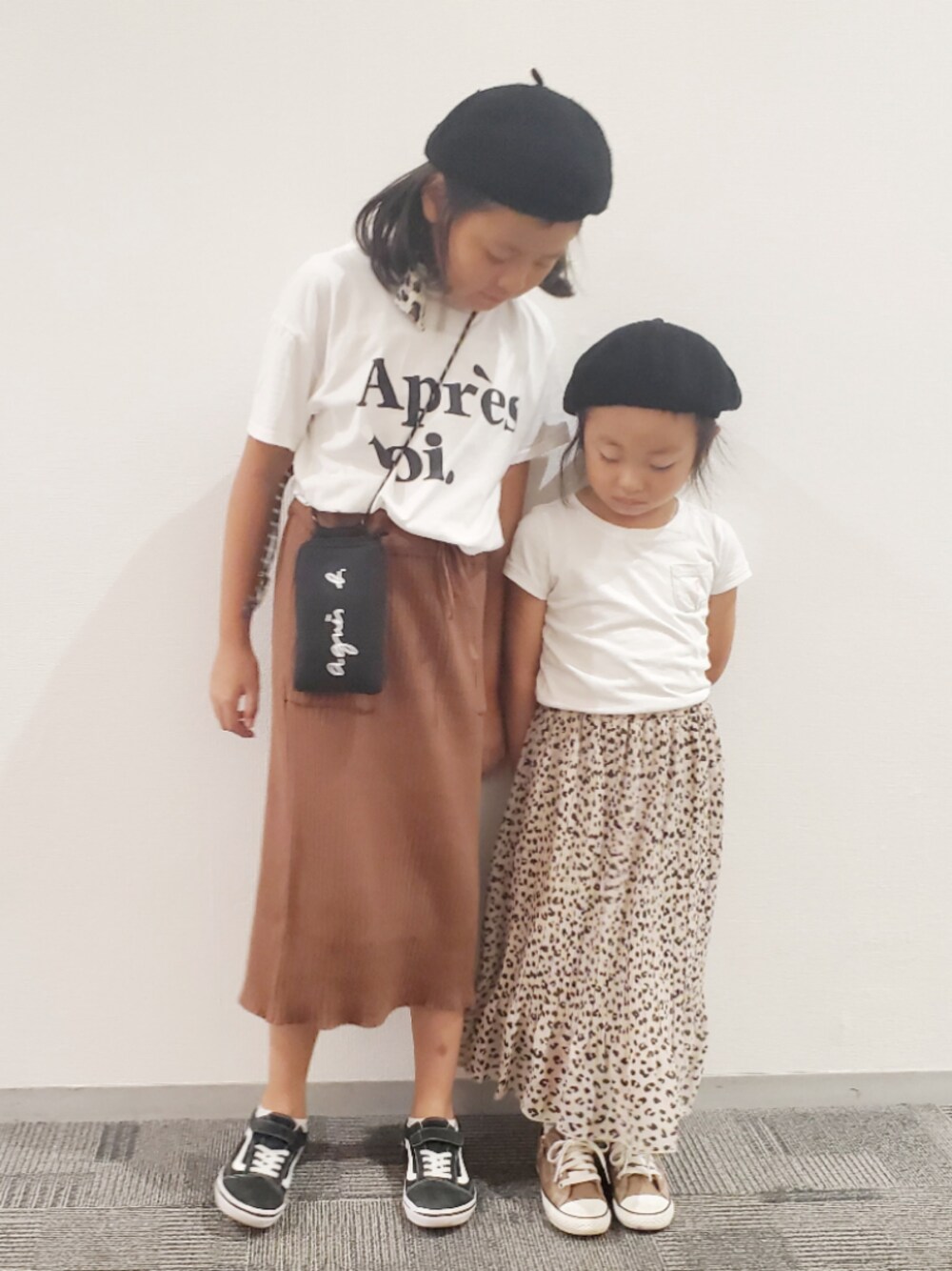 「レオパード、レオパードスカート、秋のコーデ、おんなのこ、アニエスベー、姉妹コーデ、ブラウン、秋のブラウンスタイル、シンプルおしゃれが好き、ベレー帽」｜「GLOBAL WORKの【キッズ】ガラプリーツスカート/845641（スカート、ベージュ系）」を使った、skhanaさん（キッズ・100cm）の秋コーディネートの1枚目の写真