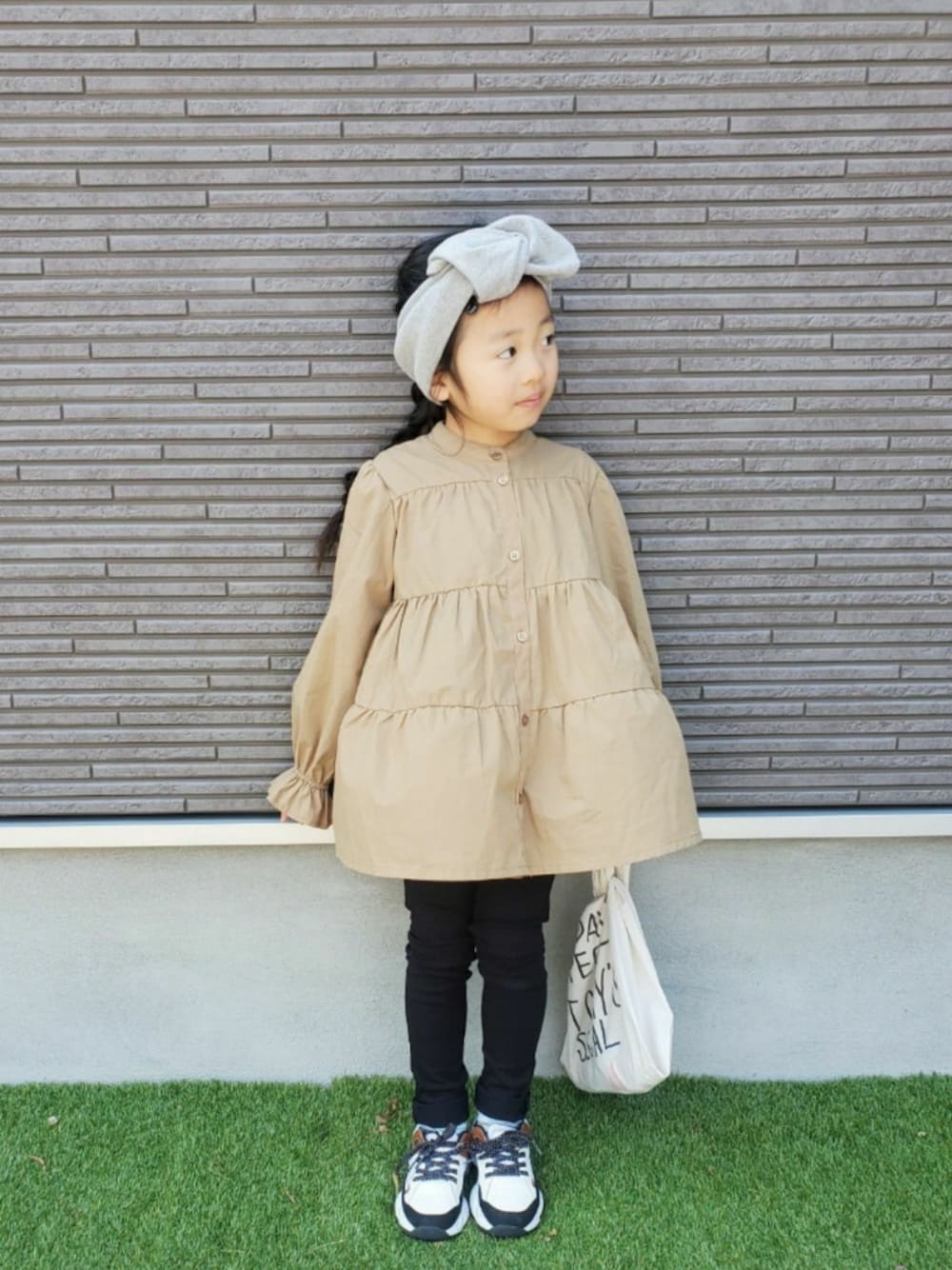 「黒スキニー、女の子コーデ、シンプルコーデ、ヘアバンド、シンプル、いいね、save、フォローお願いします🤑、ティアードブラウス、ベージュ」｜「BRANSHESのプレミアムストレッチ裏起毛パンツ（その他パンツ、ブラック系）」を使った、skhanaさん（キッズ・100cm）の春コーディネートの1枚目の写真