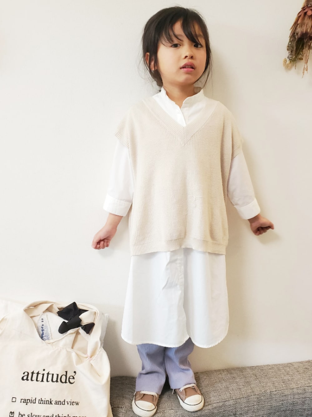 「ベスト、ベージュ×ブラック、ヘアアレンジ、シャツスタイル、レイヤードスタイル、韓国子供服、リブパンツ、おうちファッション」｜「GLOBAL WORKの【キッズ】ベストSETシャツワンピ7分袖/878706（ワンピース、グリーン系）」を使った、skhanaさん（キッズ・100cm）の春コーディネートの1枚目の写真