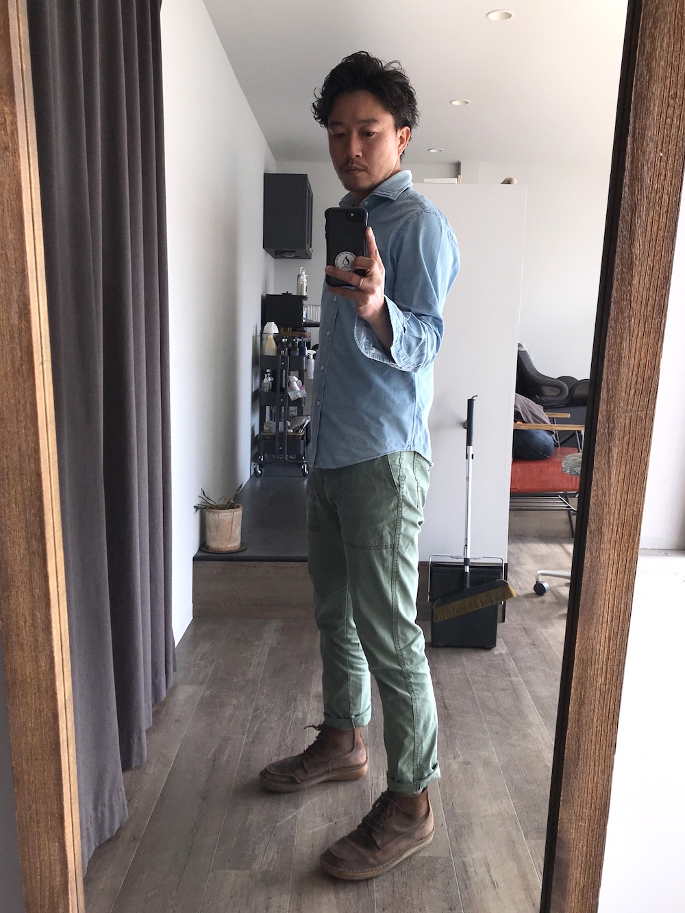 「シンプルコーデ、春、おしゃれさんと繋がりたい、大人カジュアル、浜松市、浜松、美容師コーデ、美容師、パパコーデ、旦那さんコーデ」｜「green label relaxingのアイテム（シャツ/ブラウス、ブルー系）」を使った、tkoさん（メンズ・175cm）の春コーディネートの1枚目の写真