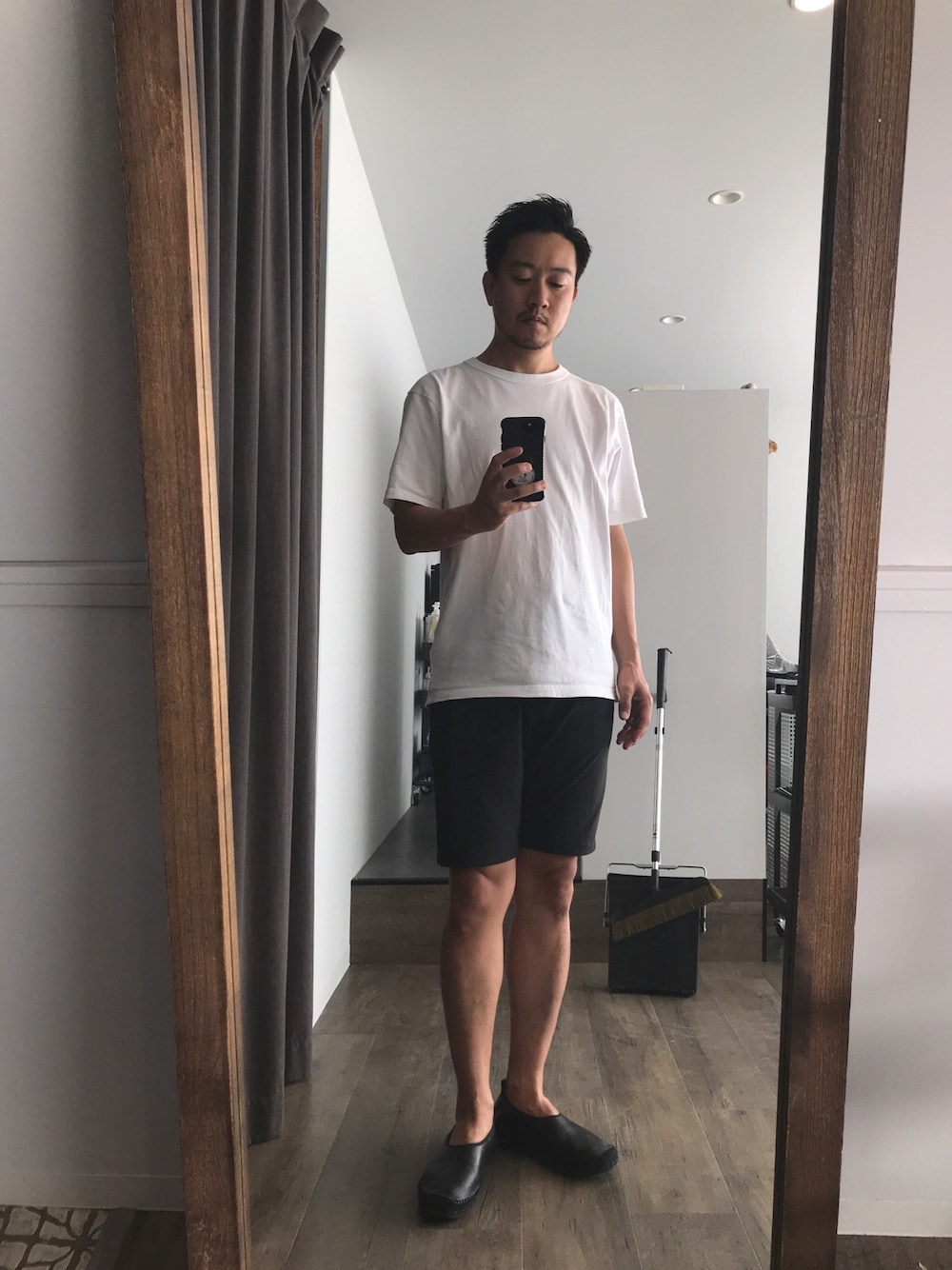 「夏セールで買いました、シンプル、モノトーン、美容師、浜松市、静岡、メンズ、パパコーデ、エスパドリーユ、大人カジュアル」｜「NANO universeの２ＷＡＹナイロンイージーショーツ（その他パンツ、ブラック系）」を使った、tkoさん（メンズ・175cm）の夏コーディネートの1枚目の写真