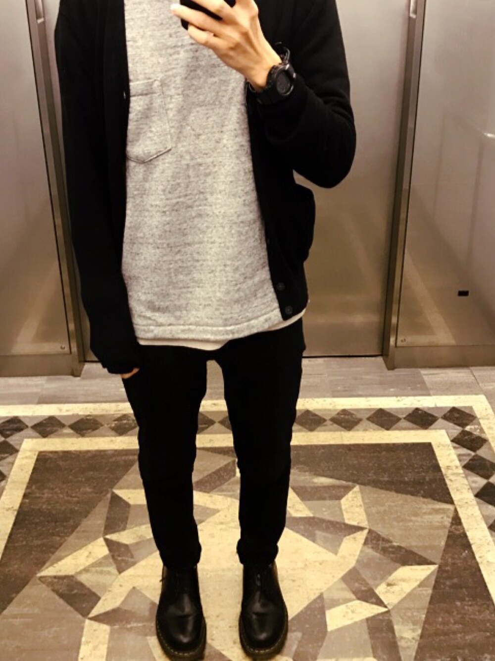 「UNIQLOのアイテム（Tシャツ/カットソー、グレー系）」を使った、kさん（メンズ・165cm）の冬コーディネートの1枚目の写真