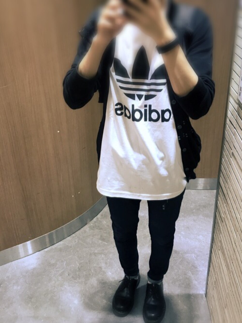 「adidasの【adicolor】オリジナルス ロゴTシャツ [ORIG TREFOIL TEE]（Tシャツ/カットソー、ホワイト系）」を使った、kさん（メンズ・165cm）の夏コーディネートの1枚目の写真
