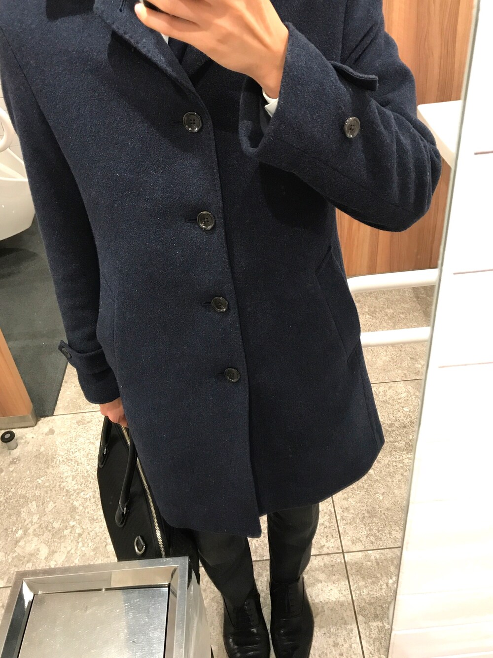 「THE SUIT COMPANYの【blazer'sbank.com】ステンカラーコート≪Fabric by Vallombrosa≫（ステンカラーコート、ブルー系）」を使った、kさん（メンズ・165cm）の冬コーディネートの1枚目の写真