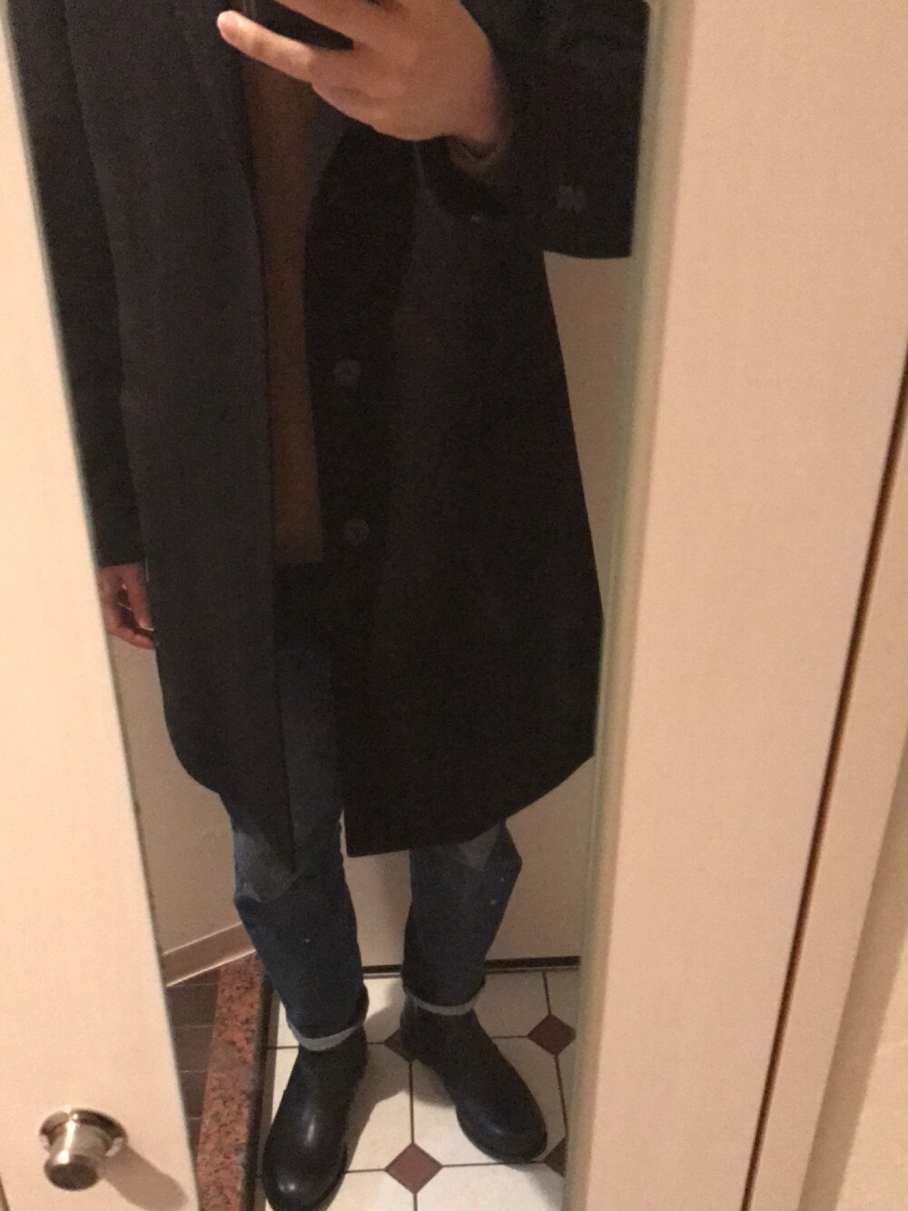 「UNIQLOのアイテム（チェスターコート、ブラック系）」を使った、yunyun_jpさん（メンズ・177cm）の冬コーディネートの1枚目の写真