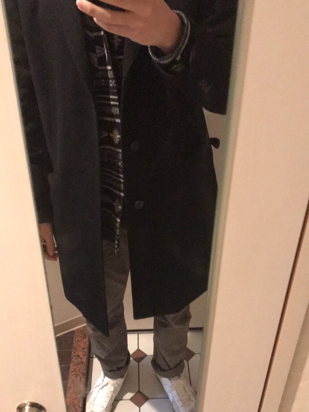 「UNIQLOのアイテム（チェスターコート、ブラック系）」を使った、yunyun_jpさん（メンズ・177cm）の冬コーディネートの1枚目の写真