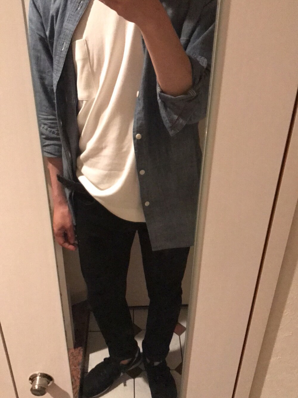 「UNIQLOのシャンブレーシャツ（長袖）（シャツ/ブラウス、ブルー系）」を使った、yunyun_jpさん（メンズ・177cm）の夏コーディネートの1枚目の写真