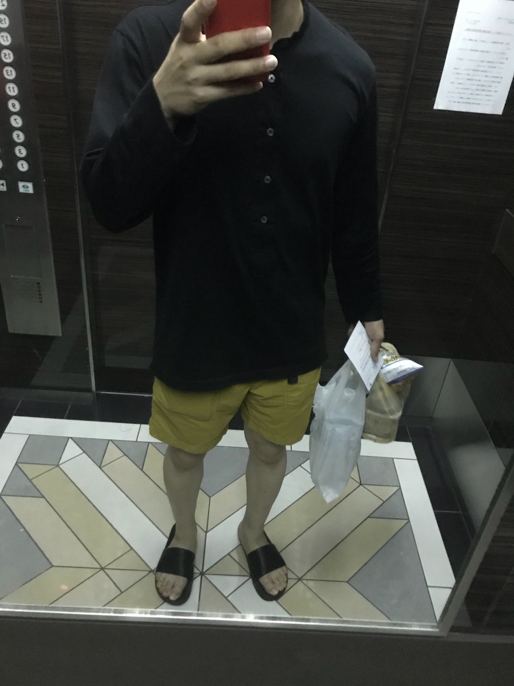 「UNIQLOのスーピマコットンプルオーバーシャツ（長袖）＋E（Tシャツ/カットソー、ブラック系）」を使った、yunyun_jpさん（メンズ・177cm）の夏コーディネートの1枚目の写真