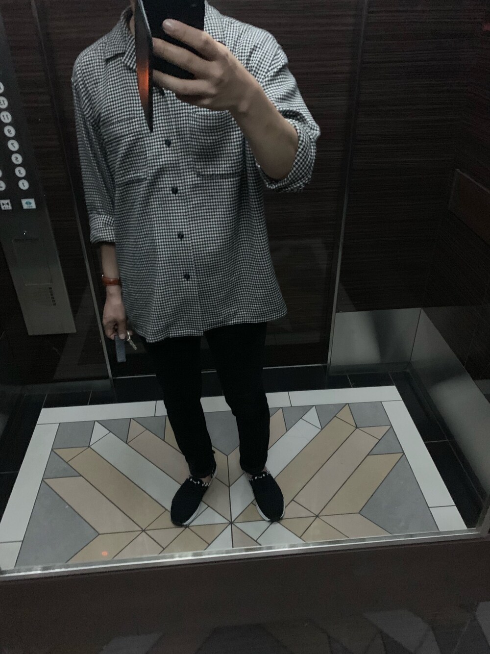 「Nudie Jeansのアイテム（デニムパンツ、ブラック系）」を使った、yunyun_jpさん（メンズ・178cm）の秋コーディネートの1枚目の写真