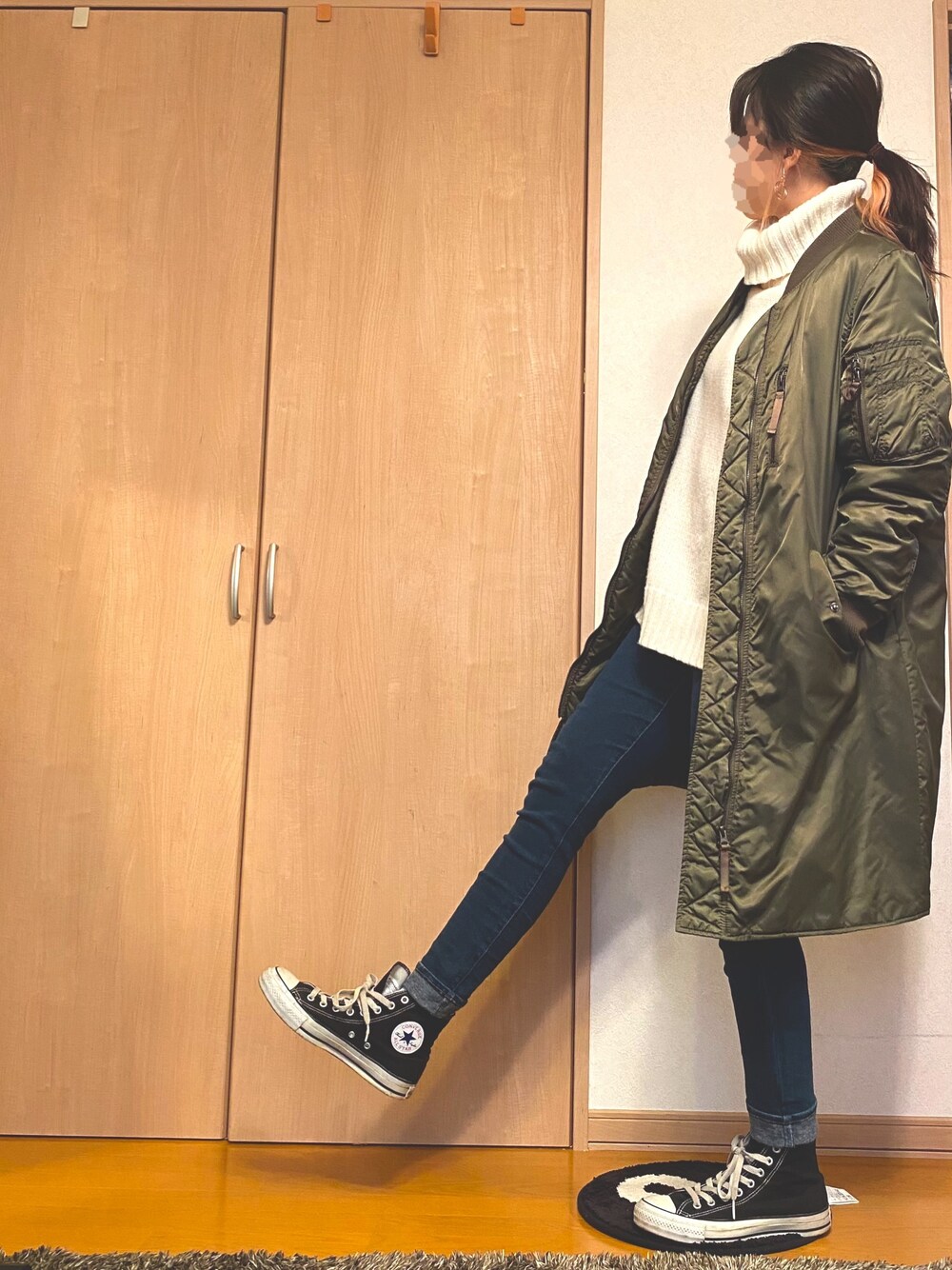「秋冬コーデ、カジュアルコーデ、デニムパンツ、MA-1、スニーカー」｜「RETRO GIRLのアイテム（MA-1、グリーン系）」を使った、annaさん（レディース・162cm）の秋コーディネートの1枚目の写真