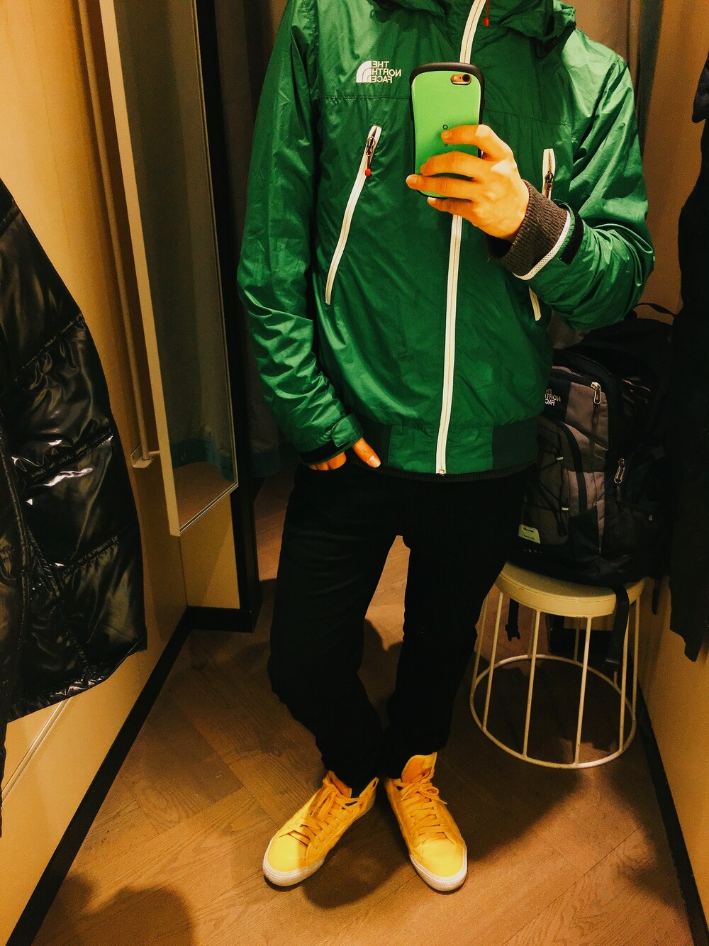 「黒、モノトーン、スキニーデニム、THE NORTH FACE、UNIQLO、BURBERRY BLACK LABEL、シンプル、マウンテンパーカー」｜「THE NORTH FACEのアイテム（マウンテンパーカー、グリーン系）」を使った、かずきち_京都さん（メンズ・173cm）の冬コーディネートの1枚目の写真