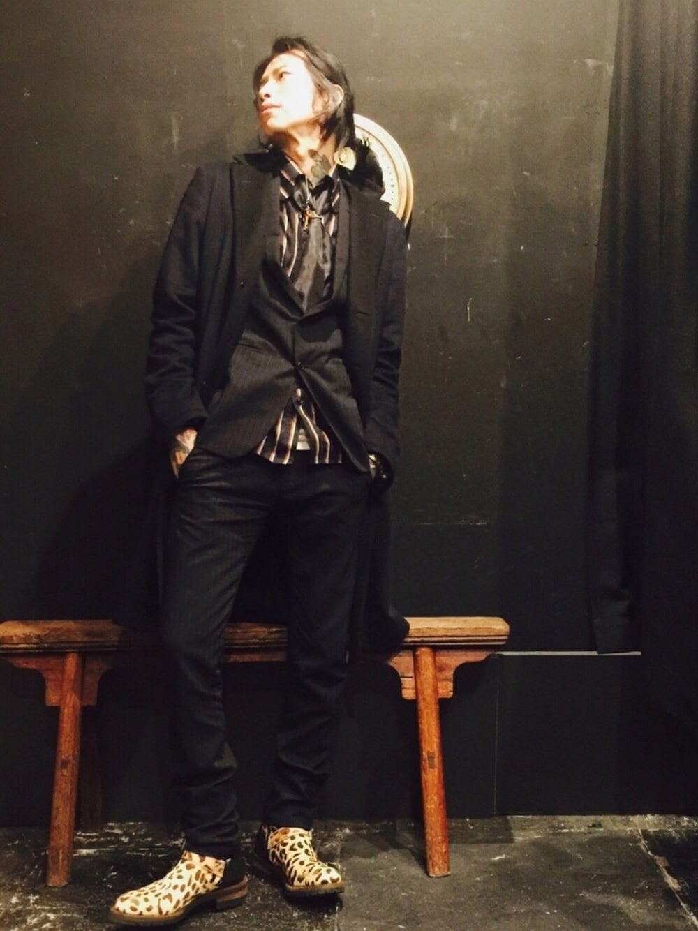 ブラック系のテーラードジャケット、ブラック系のスラックス、その他のシャツ/ブラウスを着用したメンズの冬コーディネートの1枚目の写真