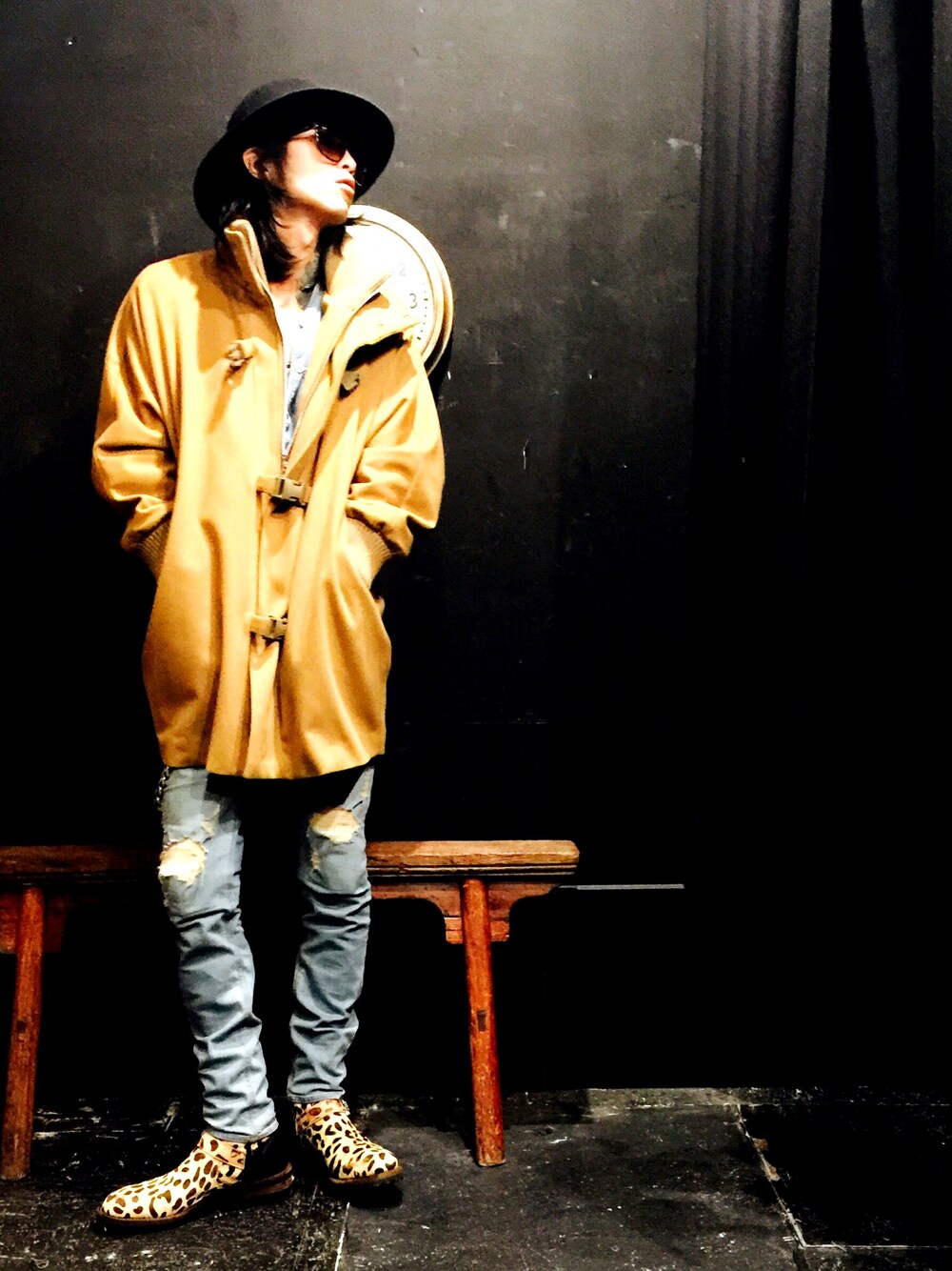 ベージュ系のその他アウター、ブルー系のデニムパンツ、その他のブーツを着用したメンズの冬コーディネートの1枚目の写真