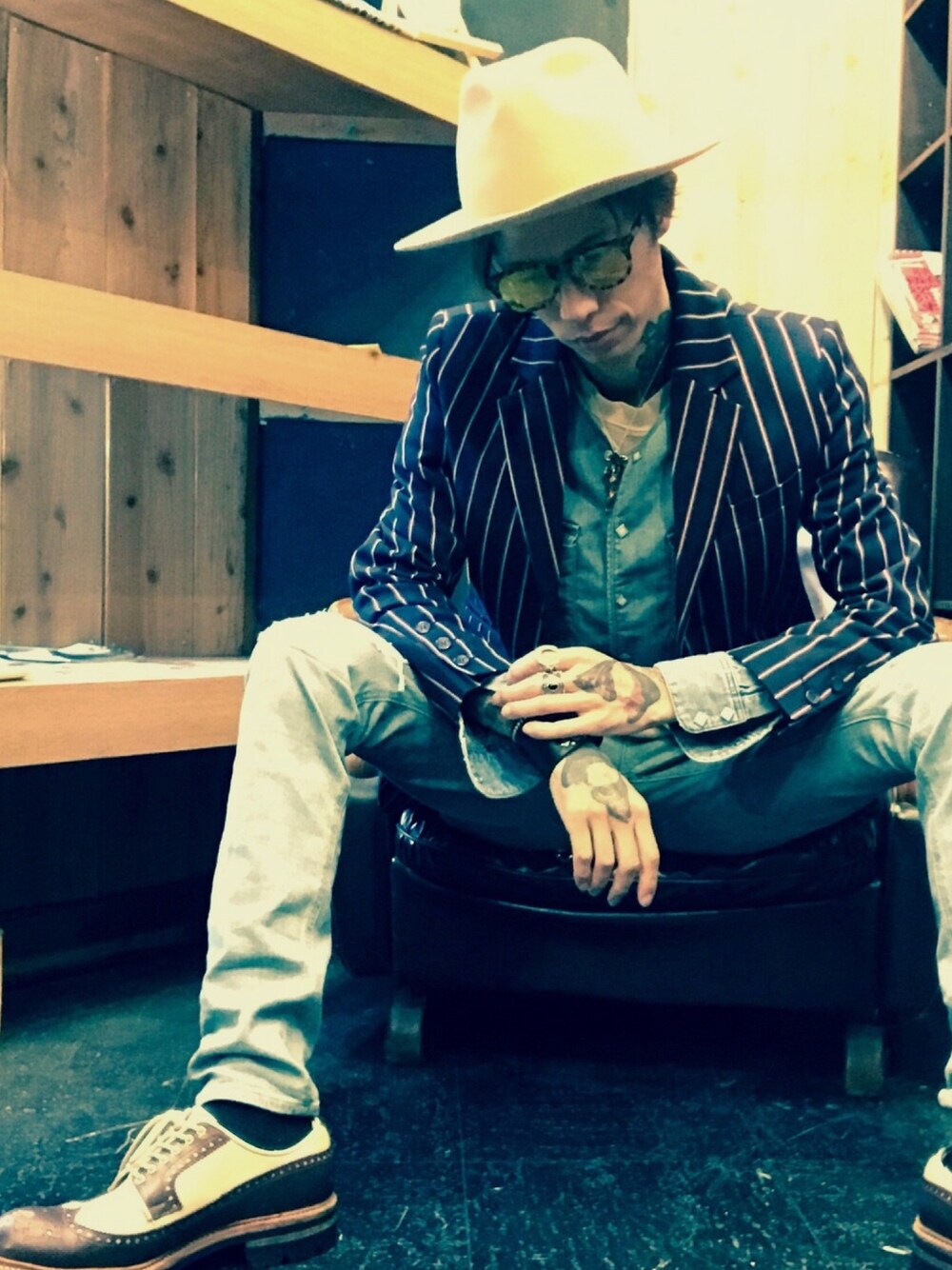 ブルー系のシャツ/ブラウス、ブルー系のデニムパンツ、ブラウン系のその他シューズを着用したメンズの秋コーディネートの1枚目の写真