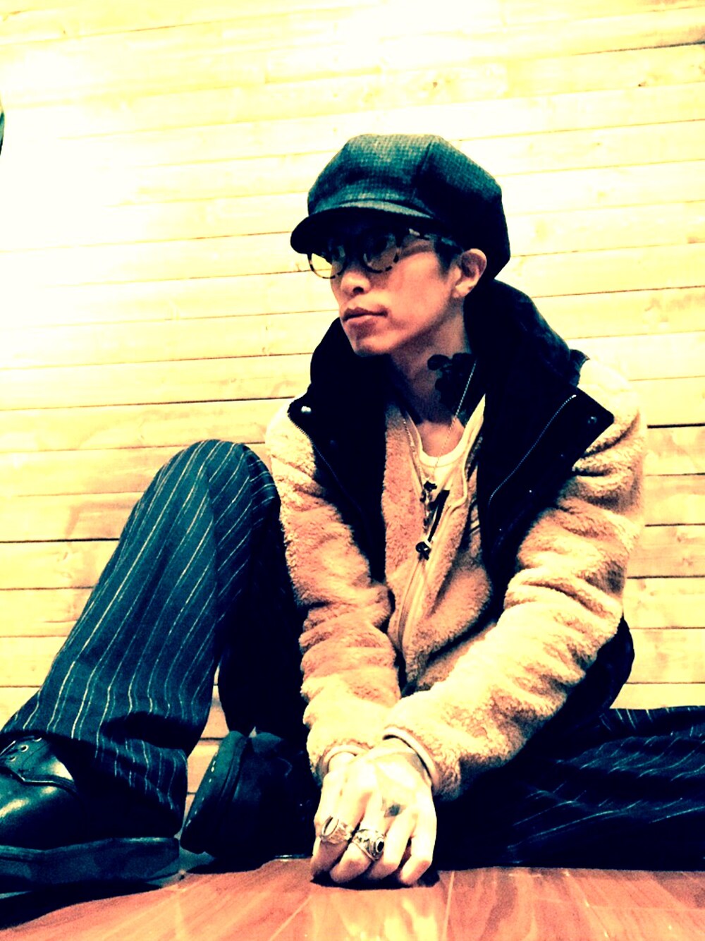 ベージュ系のカーディガン/ボレロ、ブルー系のスラックス、ブラック系のシューズを着用したメンズの冬コーディネートの1枚目の写真