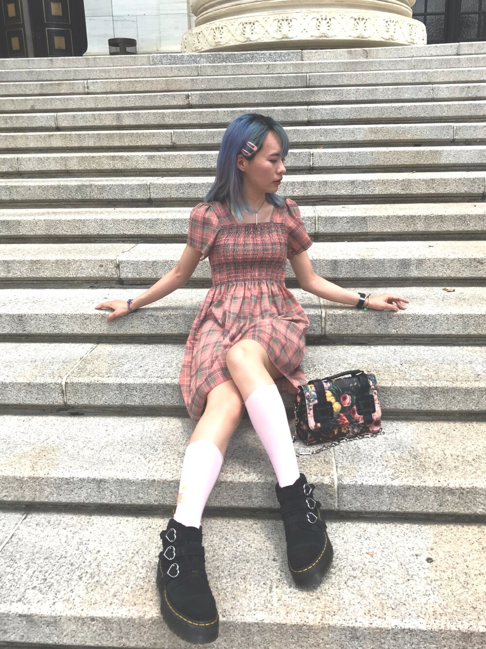 ブラック系のブーツ、ピンク系のワンピースを着用したレディースの夏コーディネートの1枚目の写真