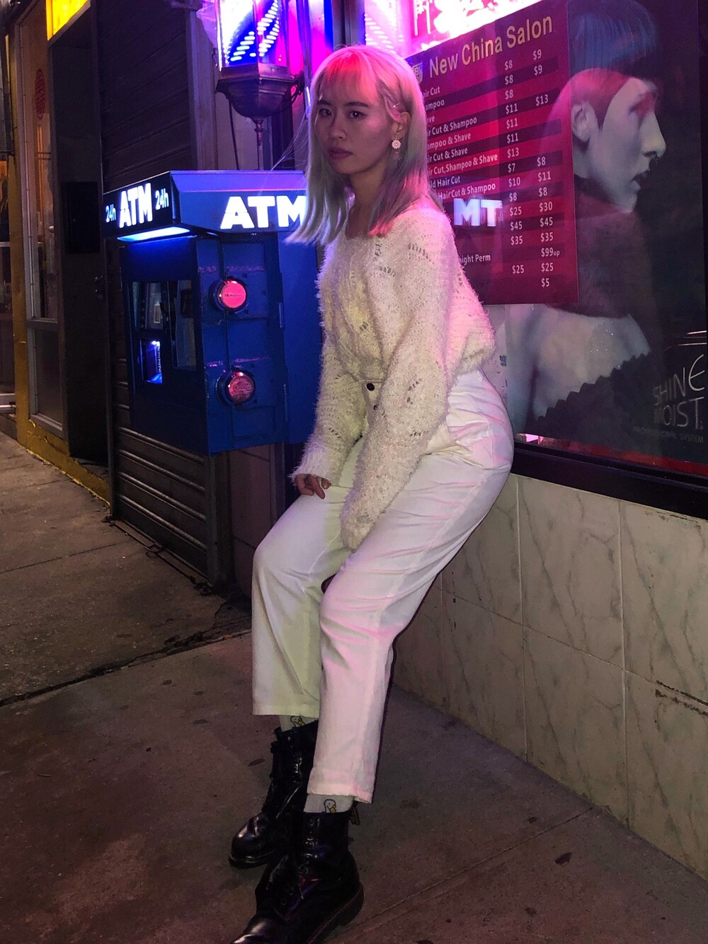 「white、off white、street、denim、sweater、ootd、swag、cool、chic、90’s」｜「Dr. MartensのDr Martens Modern Classics Smooth 1460 8-Eye Boots（ブーツ、ブラック系）」を使った、Arieoさん（レディース・168cm）の秋コーディネートの1枚目の写真