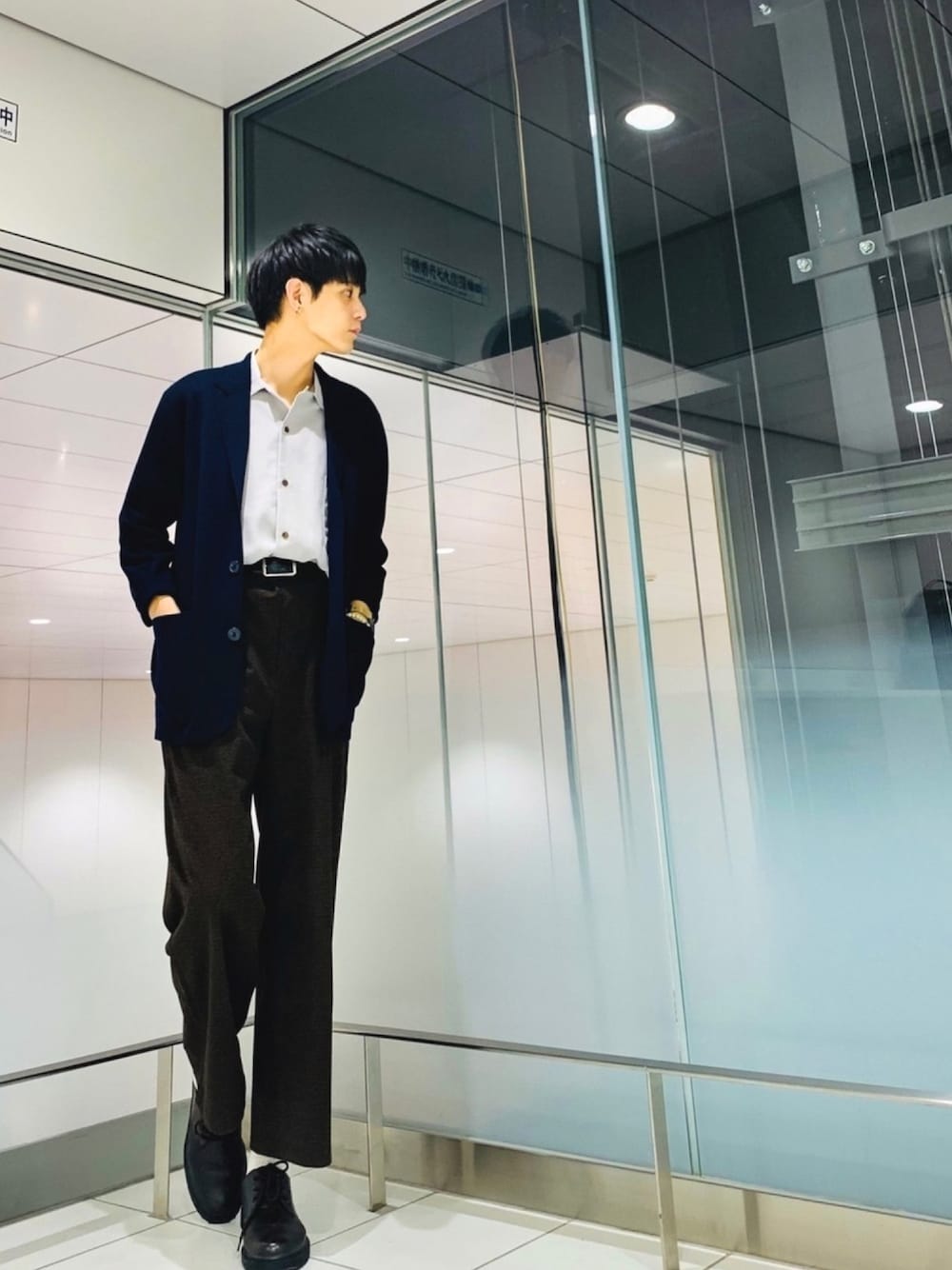 ブラック系のジャケット/アウター、ブラウン系のパンツ、ブラック系のシューズを着用したメンズの秋コーディネートの1枚目の写真