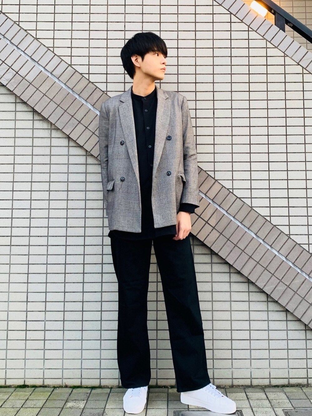 グレー系のジャケット/アウター、ブラック系のトップス、ブラック系のデニムパンツを着用したメンズの秋コーディネートの1枚目の写真