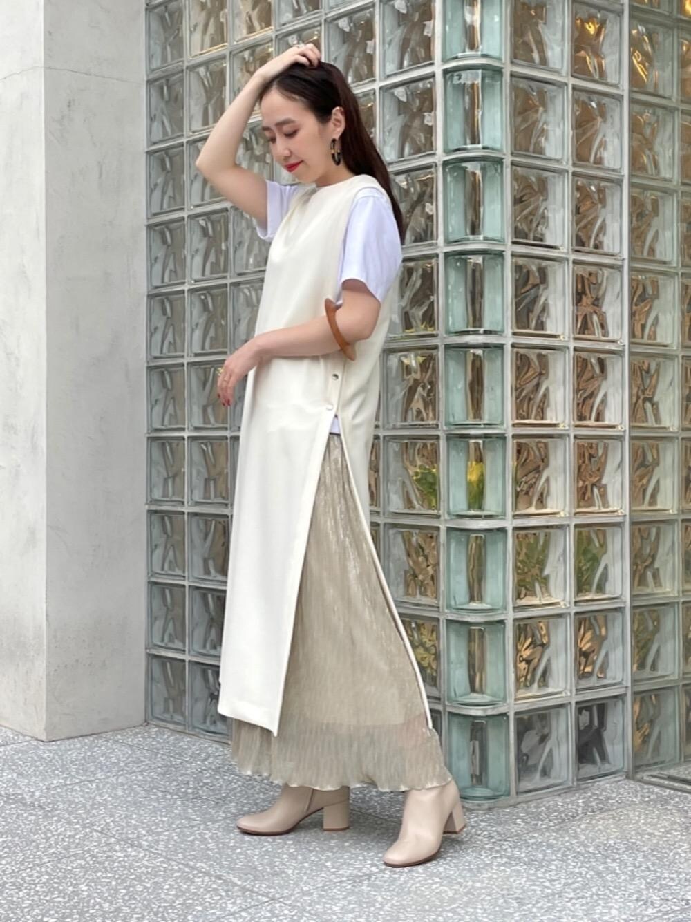 ホワイト系のTシャツ/カットソー、ゴールド系のスカートを着用したレディースの夏コーディネートの1枚目の写真