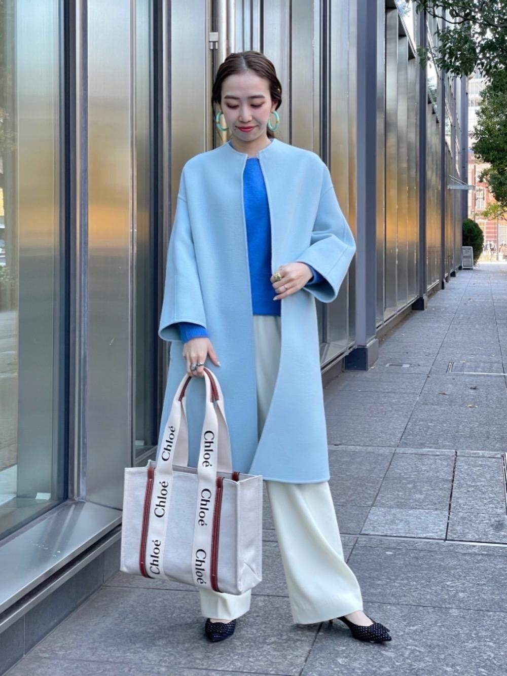 ブラック系のパンプス、ホワイト系のその他パンツ、ブルー系のニット/セーターを着用したレディースの秋コーディネートの1枚目の写真