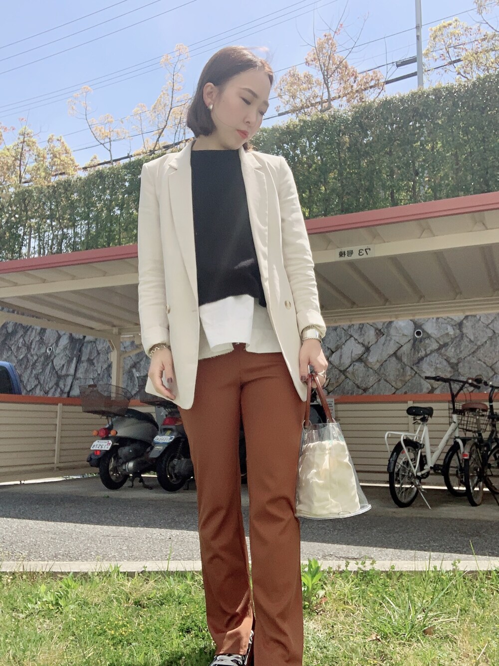 「大人カジュアル、楽チンコーデ、ootd、スニーカー、プチプラ、GU、コンバース、viaj、ルシェルブルー」｜「LE CIEL BLEUのアイテム（シャツ/ブラウス、ホワイト系）」を使った、BORIさん（レディース・155cm）の春コーディネートの1枚目の写真