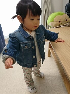 「花柄パンツ」｜「アイテム（デニムジャケット）」を使った、nanasaberさん（キッズ・70cm）の春コーディネート