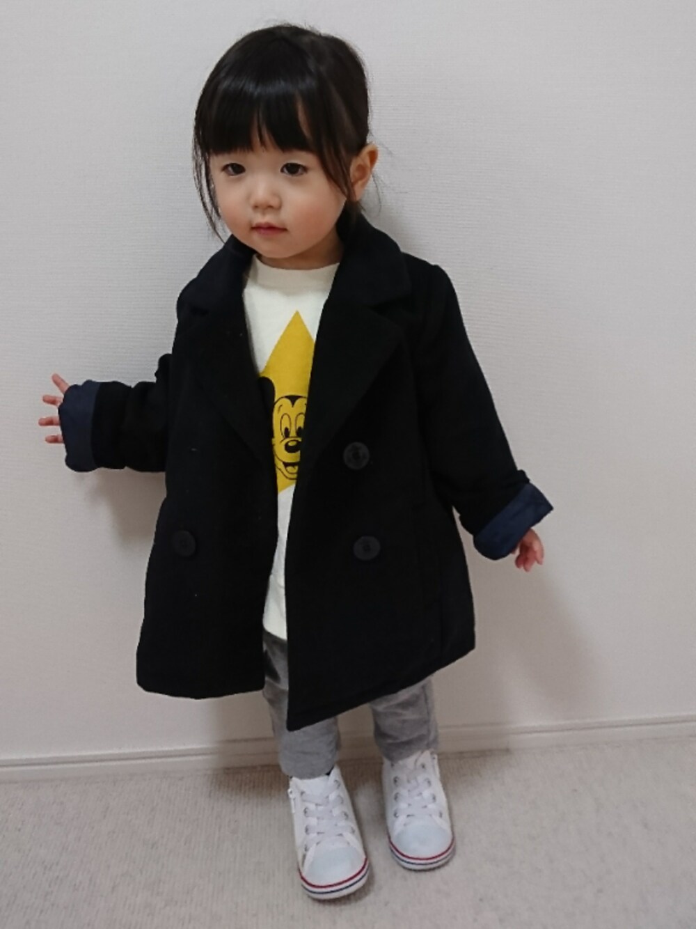 「Pコート、ミッキースウェット、ミッキー、グレーパンツ、スニーカー、コンバース、シンプル、1歳、キッズコーデ、kids」｜「b・ROOMのミッキーマウス 星プリント 長袖トレーナー（スウェット、ホワイト系）」を使った、nanasaberさん（キッズ・80cm）の冬コーディネートの1枚目の写真
