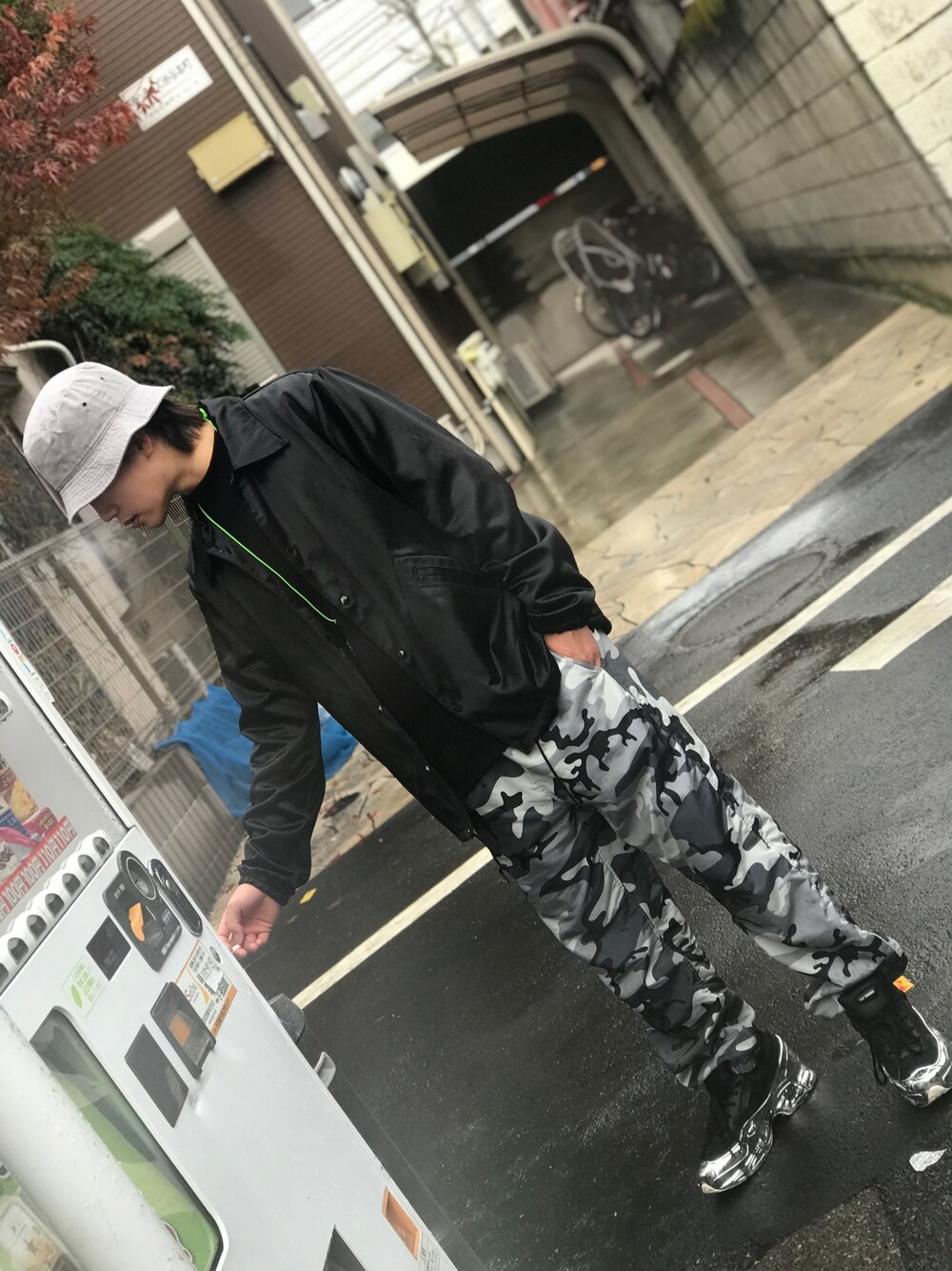 「Bianca Chandonのアイテム（ナイロンジャケット、ブラック系）」を使った、gitaiさん（メンズ・170cm）の春コーディネートの1枚目の写真