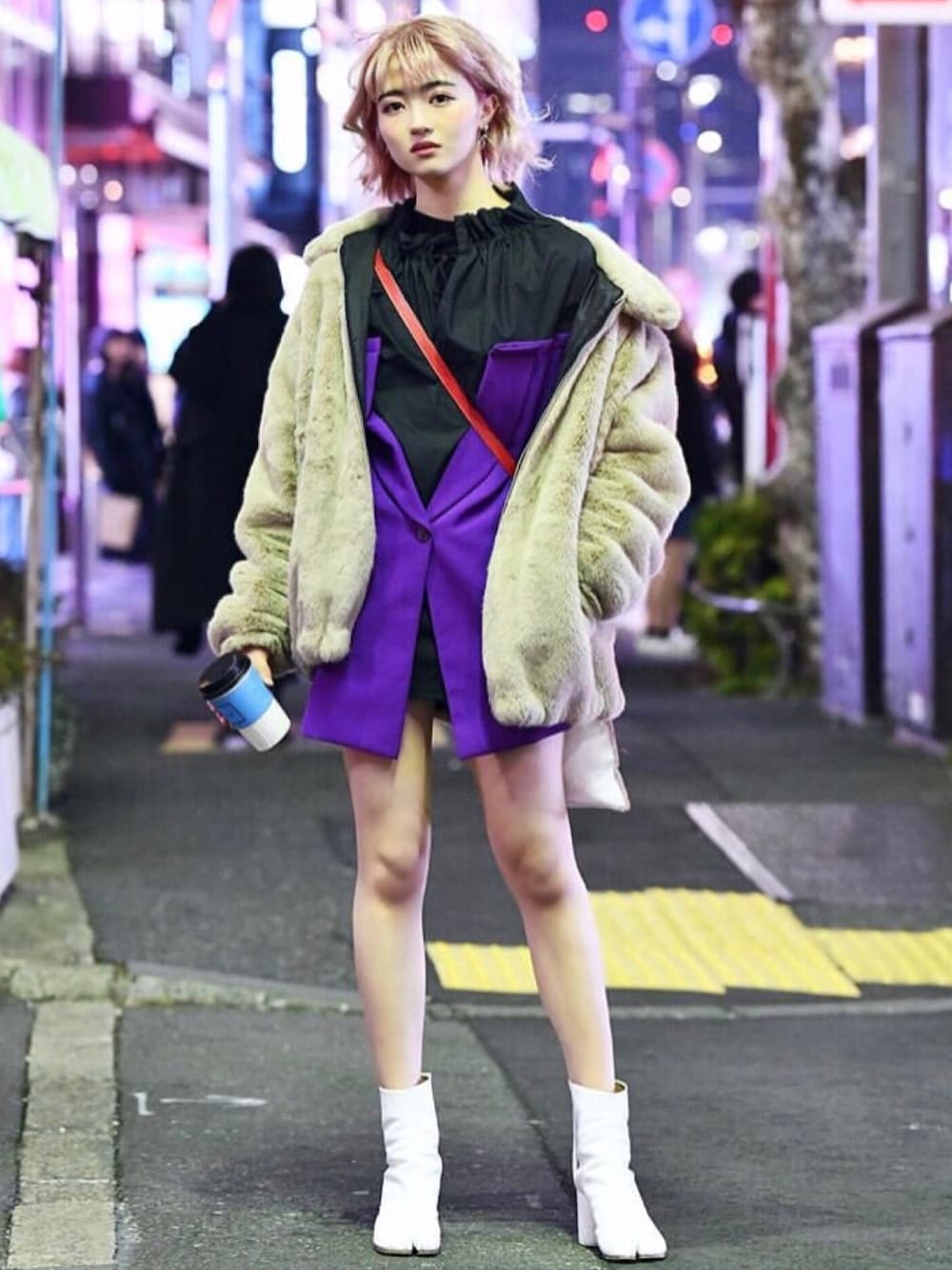 「ワンピース、ファーコート、冬コーデ、ブーツ、ブラック、原宿、MARGIELA、MM6、freshantiyouth」｜「Fresh Anti Youthのアイテム（ジャケット/アウター、ベージュ系）」を使った、rio  shimizuさん（レディース・164cm）の春コーディネートの1枚目の写真